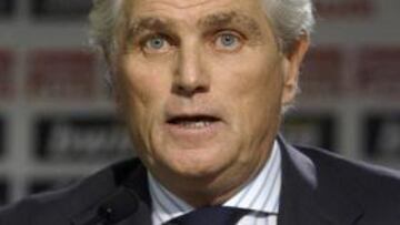 <b>CONTUNDENTE. </b> Ramón Calderón se mostró contundente durante la rueda de prensa ofrecida en el estadio Santiago Bernabéu.