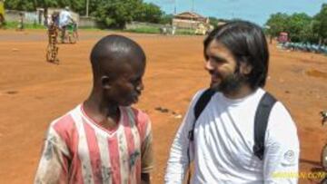 Carlos en sus viajes por Asia y &Aacute;frica. En la imagen en Senegal, junto a un chaval que lleva una camiseta del Atl&eacute;tico, hablando del equipo rojiblanco.