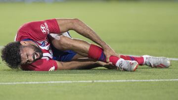 Diego Costa se duele en el suelo. 