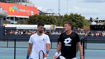 El serbio Novak Djokovic y el argentino Fede Gómez, durante un entrenamiento en el Miami Open