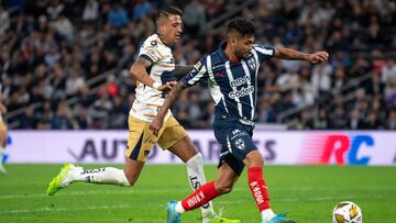 AME1836. MONTERREY (MÉXICO), 28/11/2024.- Jesus Corona (d) de Monterrey disputa el balón con Jorge Ruvalcava de Pumas este jueves, durante el partido por los cuartos de final del Torneo Apertura 2024 de la Liga MX, entre Monterrey y Pumas en el estadio BBVA, en Monterrey (México). EFE/ Miguel Sierra