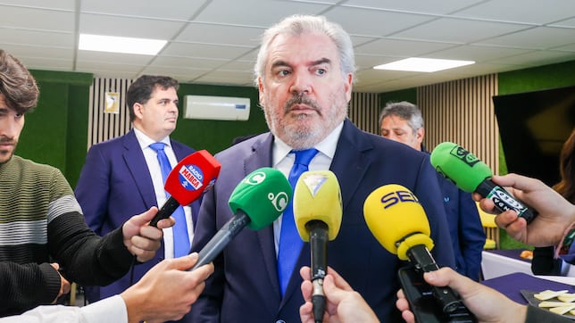 Manuel Vizcaíno: “Estamos hablando con varios futbolistas para el mercado de enero”