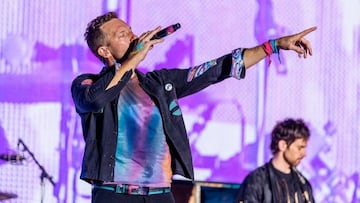 Pareja se casa en medio de un concierto de Coldplay y se vuelve viral