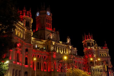 El edificio de Correos engalanado con la bandera de España tras el triunfo de la Selección en la Eurocopa.
