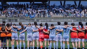 Las jugadoras de As Celtas celebran con su afición el triunfo cosechado en A Madroa ante el Olímpico de León.