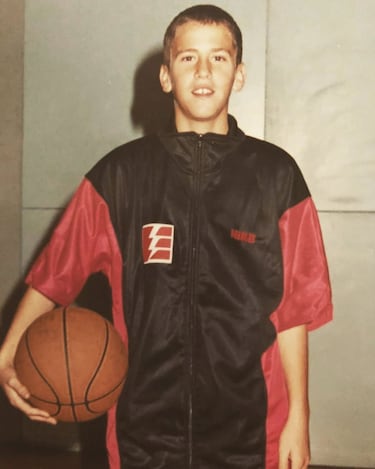 Nació el 12 de junio de 1986 en Santa Cruz de Tenerife. Comenzó su andadura en el equipo Club Baloncesto Unelco del colegio tinerfeño La Salle San Ildefonso. Posteriormente pasó a formar parte de las categorías inferiores del Tenerife Baloncesto hasta que dio el salto al Centro de Formación Siglo XXI del País Vasco, donde estuvo tres temporadas. 