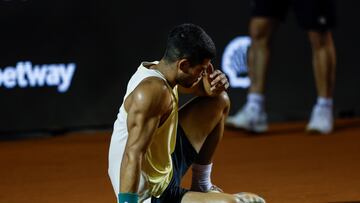 El espa?ol Carlos Alcaraz se lamenta tras sufrir su lesi¨®n en su partido contra el brasile?o Thiago Monteiro en el Abierto de Tenis de R¨ªo de Janeiro.