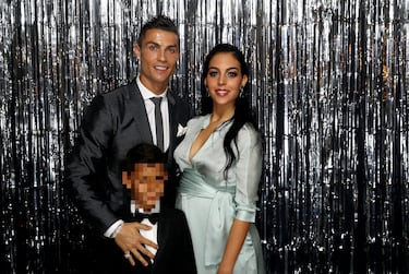 Cristiano Ronaldo, su novia, Georgina Rodríguez, y su hijo Cristiano Ronaldo Jr., fotografiados en el fotomatón antes de la entrega de los Premios The Best de la FIFA en el London Palladium el 23 de octubre de 2017 en Londres, Inglaterra.