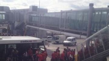 El momento en que los jugadores españoales embarcan en el avión que les llevará hasta Panamá.