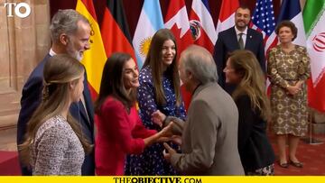 El momento en el que Serrat se salta el protocolo y besa a la Reina
