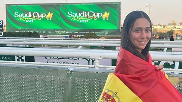 Vicky Alonso posa para AS con la bandera de España en el hipódromo King Abdulaziz de Riad, donde se disputa la Saudi Cup.