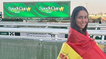 Vicky Alonso posa para AS con la bandera de España en el hipódromo King Abdulaziz de Riad, donde se disputa la Saudi Cup.