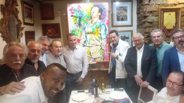 Miembros de la Fundación Juanito Maravilla posan con Tomás Roncero ante el cuadro de Juanito.