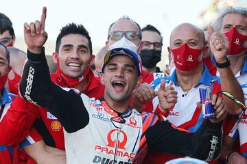 Jorge Martin celebrando la pole conseguida en el Gran Premio de Valencia. 