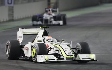Beneficiada por un polémico diseño del difusor la escudería Brawn GP (anterior Honda) se proclamó en 2009 campeona de pilotos con Jenson Button y de constructores en el mismo año de su debut, siendo el primer y único monoplaza de Fórmula 1 hasta la fecha en conseguirlo. 