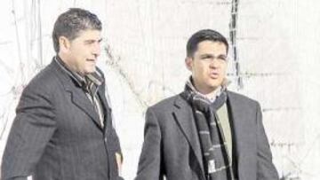 <b>DISTANCIAMIENTO. </b>Manolo Hierro y Carlos Rincón conversan en una imagen de archivo.