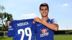 &Aacute;lvaro Morata posa junto a su nuevo dorsal, el 29.