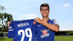 &Aacute;lvaro Morata posa junto a su nuevo dorsal, el 29.