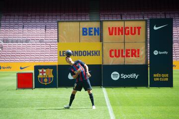 El delantero polaco ha sido presentado en el Camp Nou como nuevo jugador del Fútbol Club Barcelona.