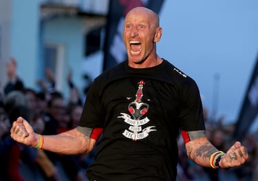 Una de las leyendas del rugby galés, como se puede ver en la imagen, fue el primero en revelar su homosexualidad en el mundo del rugby. Quizá de los últimos en compartir que era portador del VIH, puesto que lo hizo el pasado mes de septiembre a través de las redes sociales.