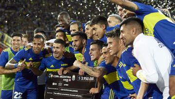 MENDOZA, ARGENTINA - NOVEMBER 03: (L-R) Sebasti&aacute;n Villa, Eros Mancuso, Luis Adv&iacute;ncula,  Carlos Izquierdoz, Lisandro L&oacute;pez, Diego Gonz&aacute;lez and Jorman Campuzano of Boca Juniors celebrate with their award cheque after winning a semifinal match of Copa Argentina 2021 between Boca Juniors and Argentinos Juniors at Estadio Malvinas Argentinas on November 3, 2021 in Mendoza, Argentina. (Photo by Alexis Lloret/Getty Images)