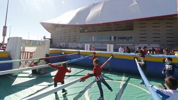 El D&iacute;a del Ni&ntilde;o en los alrededores del Wanda Metropolitano, previo al Atl&eacute;tico-Celta.