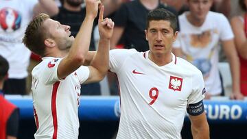 Poland&#039;s Jakub Blaszczykowski celebrates with teammate Robert Lewandowski after scoring the opening goal during the UEFA EURO 2016 group C preliminary round match between Ukraine and Poland at Stade Velodrome in Marseille, France, 21 June 2016.
 
 (R