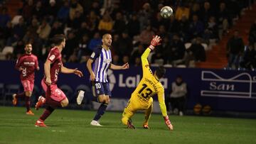 Yuri lanza a porter&iacute;a durante el partido de LaLiga SmartBank entre la Ponferradina y el Albacete de la temporada 2019/2020 en El Toral&iacute;n.