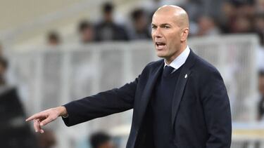 Zidane, dando indicaciones durante un partido.