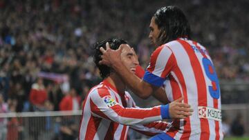 Arda Turan y Falcao García celebrando un gol con Atlético de Madrid.