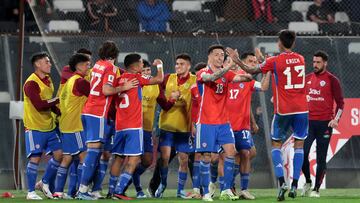 Futbol, Chile vs Peru
Tercera fecha, eliminatorias al mundial 2026.
El jugador de la seleccion chilena Diego Valdes celebra con sus companeros tras marcar contra Peru durante el partido de clasificacion al mundial 2026 disputado en el estadio Monumental de Santiago, Chile.
12/10/2023
Javier Vergara/Photosport

Football, Chile vs Peru
3nd turn, 2026 World cup qualifiers.
Chile’s player Diego Valdes celebrates with teammates after scoring against Peru during the 2026 World Cup qualifier match held at the Monumental stadium in Santiago, Chile.
12/10/2023
Javier Vergara/Photosport