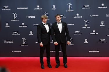 El nadador paralíimpico checo David Kratochvíl posa junto a su padre en la alfombra roja.