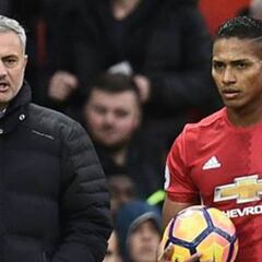 Mourinho da un "toque" a Antonio Valencia por su último post en Instagram