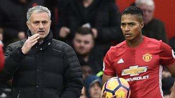 Jos&eacute; Mourinho dando indicaciones a Antonio Valencia durante un partido con el Manchester United