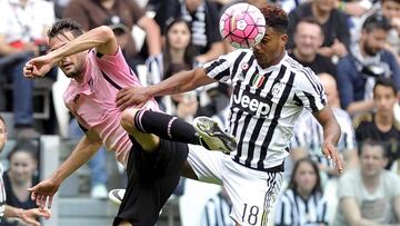 Football Soccer - Juventus v Palermo - Italian Serie A - Juventus Stadium, Turin, Italy - 17/04/16. Juventus' Mario Lemina (R) in action against Palermo's Ivaylo Chochev. REUTERS/Giorgio Perottino