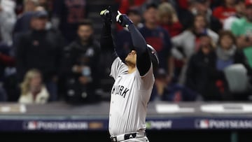 Cleveland (United States), 20/10/2024.- New York Yankees' Juan Soto celebrates after hitting a three run home run during the tenth inning of game five of the Major League Baseball (MLB) American League Championship Series between the Cleveland Guardians and the New York Yankees in Cleveland, Ohio, USA, 19 October 2024. The winner of the best-of-seven games National League Championship Series will face the American League Championship Series winner in the World Series. (Liga de Campeones, Nueva York) EFE/EPA/DAVID MAXWELL