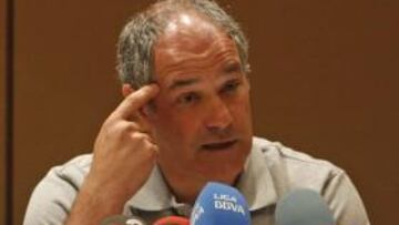 "Buscamos una salida para Milito y Hleb"