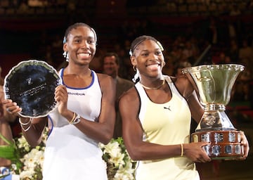 Su hermana es muy importante en su vida. Comenzaron a jugar juntas en dobles en 1997, logrando un total de 22 títulos. El primer Grand Slams de los 14 que ganaron juntas fue en el Abierto de Francia en 1999. Un año después consiguieron una victoria increíble en los Juegos Olímpicos de Sydney, llevándose el oro, el primero de las tres medallas que consiguieron más adelante en Pekín 2008 y Londres 2012. Las hermanas Williams también han ganado el Golden Slan de dobles en su carrera, después de ganar en el Open de Australia en el 2001, primer dúo en la historia en hacer esto. En total ganaron seis torneos de Wimbledon, cuatro Opens de Australia, dos de Estados Unidos y dos de Francia. Tienen un récord de 125 victorias y 14 derrotas e incluso nunca han perdido en una final de Grand Slam. También se han enfrentado entre ellas, un total de 31 duelos, donde Serena ganó 19 partidos contra 12 victorias de su hermana Venus.