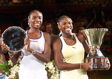 Su hermana es muy importante en su vida. Comenzaron a jugar juntas en dobles en 1997, logrando un total de 22 t¨ªtulos. El primer Grand Slams de los 14 que ganaron juntas fue en el Abierto de Francia en 1999. Un a?o despu¨¦s consiguieron una victoria incre¨ªble en los Juegos Ol¨ªmpicos de Sydney, llev¨¢ndose el oro, el primero de las tres medallas que consiguieron m¨¢s adelante en Pek¨ªn 2008 y Londres 2012. Las hermanas Williams tambi¨¦n han ganado el Golden Slan de dobles en su carrera, despu¨¦s de ganar en el Open de Australia en el 2001, primer d¨²o en la historia en hacer esto. En total ganaron seis torneos de Wimbledon, cuatro Opens de Australia, dos de Estados Unidos y dos de Francia. Tienen un r¨¦cord de 125 victorias y 14 derrotas e incluso nunca han perdido en una final de Grand Slam. Tambi¨¦n se han enfrentado entre ellas, un total de 31 duelos, donde Serena gan¨® 19 partidos contra 12 victorias de su hermana Venus.