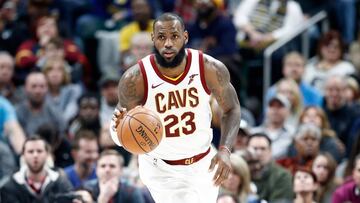 LeBron James conduce el bal&oacute;n durante el partido entre los Indiana Pacers y los Cleveland Cavaliers.