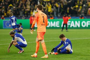 Gregor Kobel, portero del conjunto alemán, consolando a los jugadores del Atlético de Madrid.