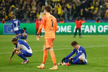 Gregor Kobel, portero del conjunto alemán, consolando a los jugadores del Atlético de Madrid.
