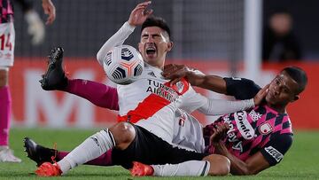 Argentina's River Plate Agustin Fontana (L) and Colombia's Independiente Santa Fe Fainer Torijano vie for the ball during the Copa Libertadores football tournament group stage match at the Monumental Stadium in Buenos Aires, on May 19, 2021. (Photo by Juan Ignacio RONCORONI / POOL / AFP)