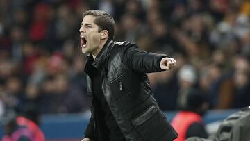 Paris (France), 12/01/2020.- Monaco head coach Robert Moreno reacts during the French Ligue 1 soccer match between PSG and Monaco at the Parc des Princes stadium in Paris, France, 12 January 2020. (Francia) EFE/EPA/YOAN VALAT