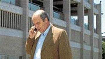 <B>MEDIADOR</B>. Bronzetti, a su salida del Calderón, habla por teléfono.