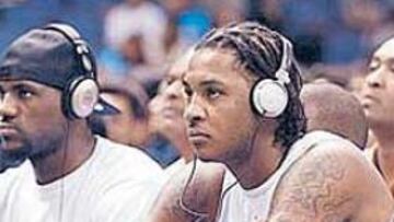 <b>CON LA MÚSICA A OTRA PARTE. </b>EE UU venció, y con cascos incluidos, presenció otro partido del grupo.