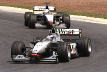 1998. McLaren se hizo con el mundial de constructores con el MP4/13, consiguiendo el finlandés Mika Hakkinen (en la imagen seguido de su compañero David Coulthard) el de pilotos.