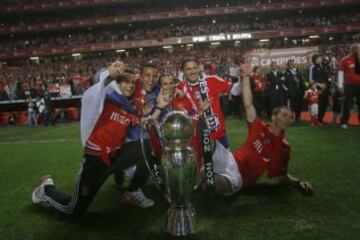 Los jugadores del Benfica celebran con el trofeo tras derrotar Olhanense y ganar el título de la Liga portuguesa en el estadio Luz de Lisboa 