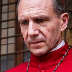 Ralph Fiennes, actor de ‘Cónclave’, revela lo que siente durante la elección del Papa: “Ya he estado allí”