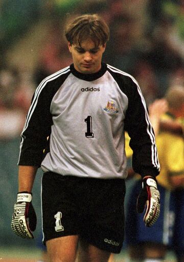 Mark Bosnich fue un portero australiano que jugó en el Chelsea entre 2001 y 2003. El guardameta dio positivo en cocaína en un control realizado en 2002 y el conjunto de Stamford Bridge le sancionó durante 9 meses, para rescindir su contrato en el verano de 2003. Tras 5 años sin encontrar equipo, Bosnich especuló con su retirada, hasta que finalmente se enroló en las filas del Central Coast Mariners de su país natal, para fichar al año siguiente por el Sidney y colgar definitivamente las botas en 2009. Bosnich aseguró que consumía 10 gramos diarios de cocaína y reconoció haber disparado a su padre con un rifle bajo los efectos de la droga.